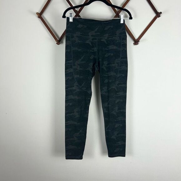 VUORI Elevation Performance High Rise 7/8 Legging in Black Camo Grey Size Large - Picture 2 of 5